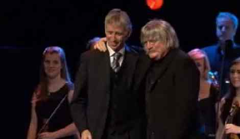 Grahame Davies a Karl Jenkins ym mherfformiad cyntaf 'Ysbrydoliaeth' yng Nghanolfan Mileniwm Cymru, Tachwedd 14, 2009. Llun: S4C